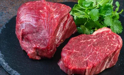 Två bitar rå entrecôte med färska örter